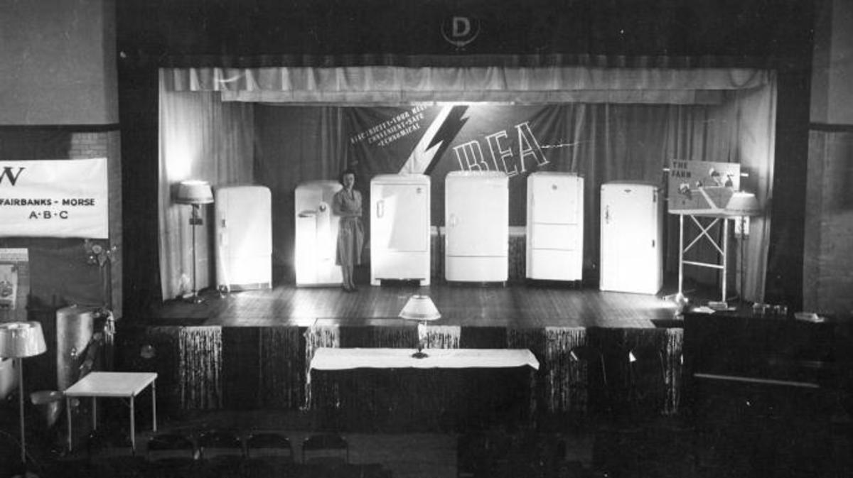 “Electric Circus” events typically had many demonstrations of electric-powered appliances to teach rural Americans how to use these devices. Source: History.com